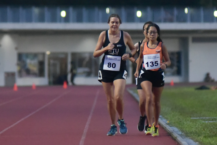 Eunice Choy (NTU #75), Joanna McFarland (NTU #80) and Vanessa Fong (NUS #135) comprised the chasing pack in the women's 10,000m event. Joanna eventually finished second, while Eunice completed the podium. (Photo 1 © Iman Hashim/Red Sports)