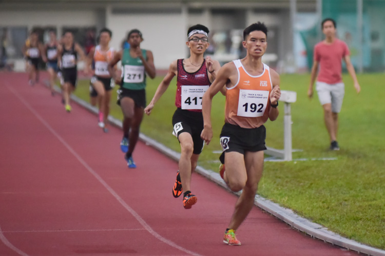 Tok Yin Pin (#192) of NUS kicking in the last 200 metres of the men's 1500m final, as Jack Ng (#417) of SUTD followed suit. Yin Pin eventually finished in second, while Jack came in fourth. (Photo 1 © Iman Hashim/Red Sports)