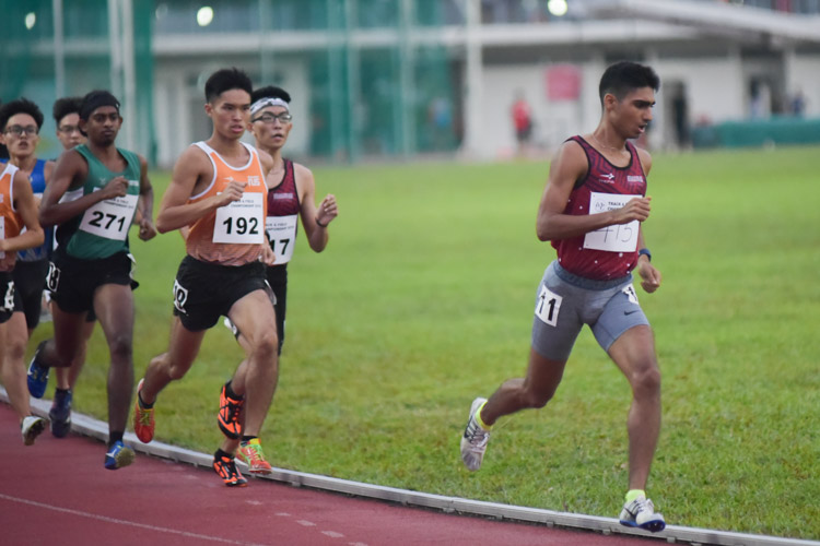 Tok Yin Pin (#192) of NUS keeping his eye on Karthic Harish (#415) of SUTD in the men's 1500m final. Yin Pin eventually finished second in 4:29.98, while Karthic maintained his lead to win in 4:26.37. (Photo 1 © Iman Hashim/Red Sports)