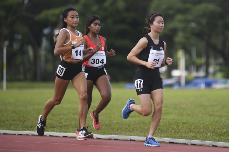 Valerie Yong (#91) clinched silver in the IVP women's 5000m race with a time of 19:11.18.  (Photo 1 © Stefanus Ian/ Red Sports)