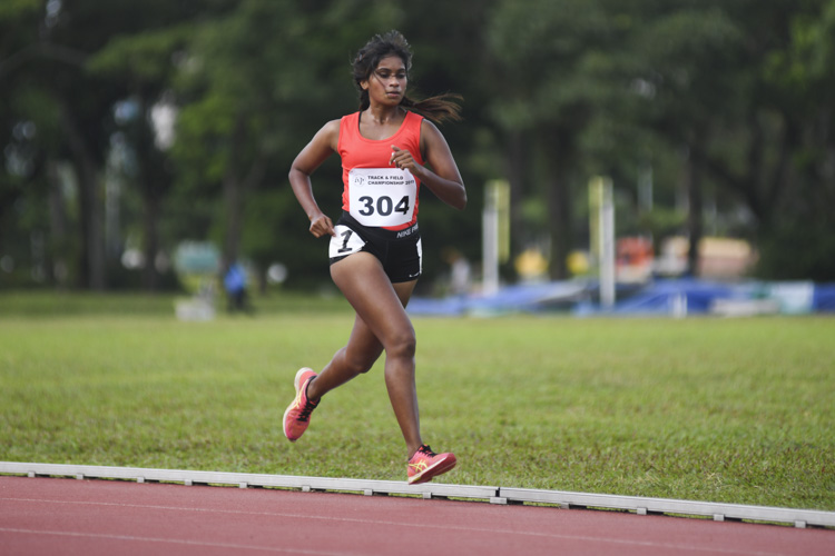 Tammilmani Thaaranie of SIT finished fifth in the IVP women's 5000m race with a time of 22:53.78.  (Photo 1 © Stefanus Ian/ Red Sports)