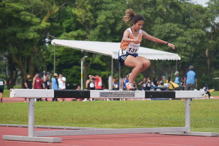 Isabella Cheong of NUS clinched silver in the Women's 3000m Steeplechase race with a time of 14:12.70. (Photo 1 © Iman Hashim/Red Sports)