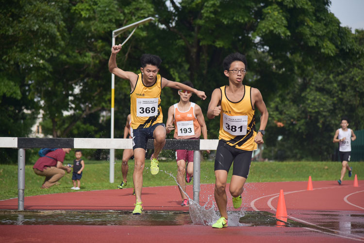 Kenny Chua (#369) and August Lim of SP (#381) going through the water jump during the Men's 3000m Steeplechase race. Kenny won the bronze with a time of 10:50.25. (Photo 1 © Iman Hashim/Red Sports)