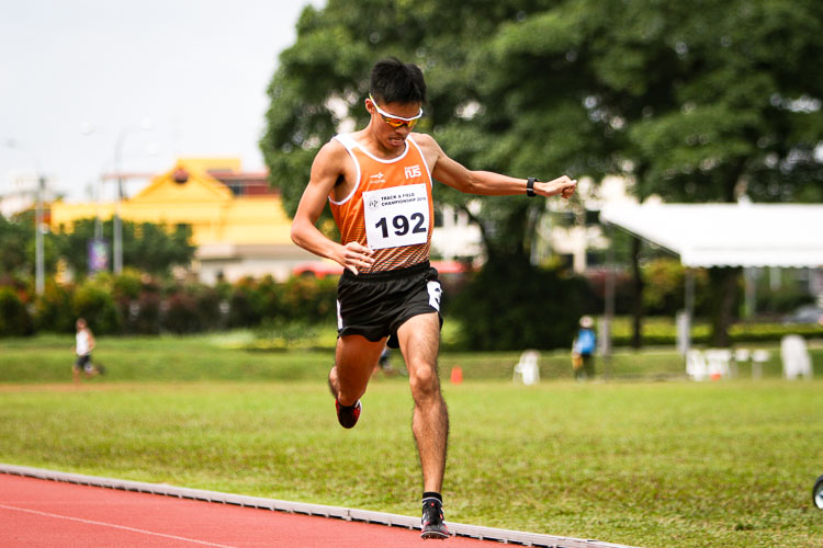 Tok Yin Pin coming in first the second timed Men's 800m final race. He clinched gold with a time of 2:01.36 (Photo 1 © REDintern Young Tan)