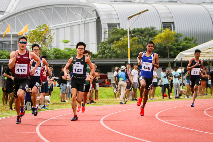Athletes from various school competing in the second timed Men's 800m race. (Photo 1 © REDintern Young Tan)