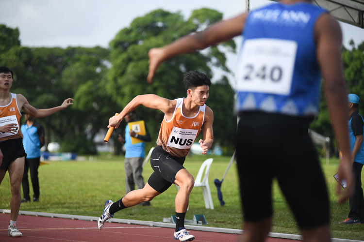 Russell Kam of NUS setting off on the second leg of the first men's 4x400m relay timed final. (Photo 16 © Stefanus Ian/Red Sports)