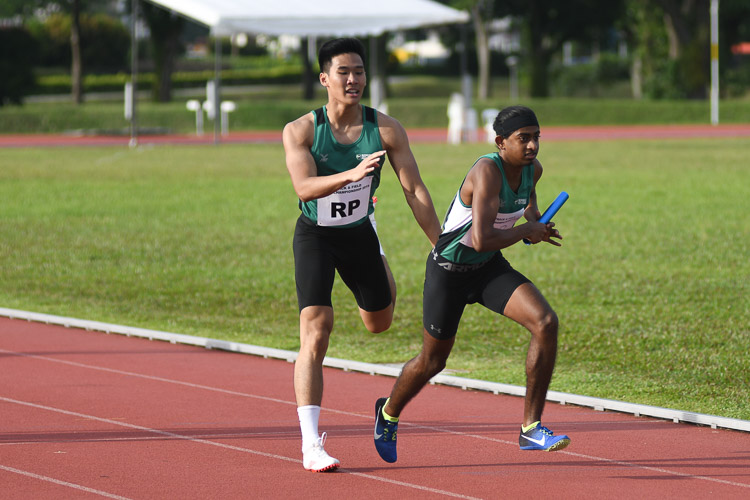 RP's Brandon Heng passing the baton over to Kiran Raj S/O Suresh for the third leg in the first men's 4x400m relay timed final. (Photo 18 © Stefanus Ian/Red Sports)