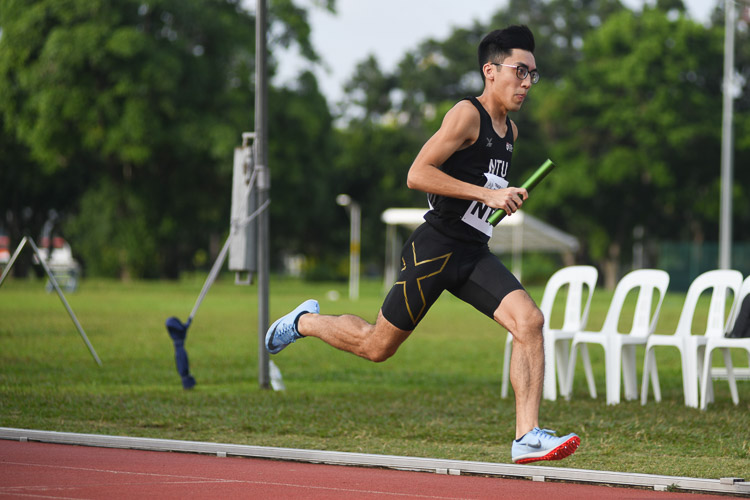 Jasper Tan of NTU on the third leg in the second men's 4x400m relay timed final. (Photo 28 © Stefanus Ian/Red Sports)