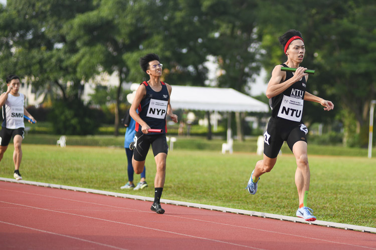 Anchor runner Darren Tien bringing NTU to first place in the second men's 4x400m relay timed final. However, they finished with the silver overall behind NUS. (Photo 32 © Stefanus Ian/Red Sports)