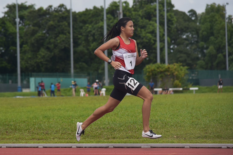 Charmaine Goh of ITE clinched bronze in the Women's 800m race with a time of 2:34.45. (Photo 1 © Iman Hashim/Red Sports)