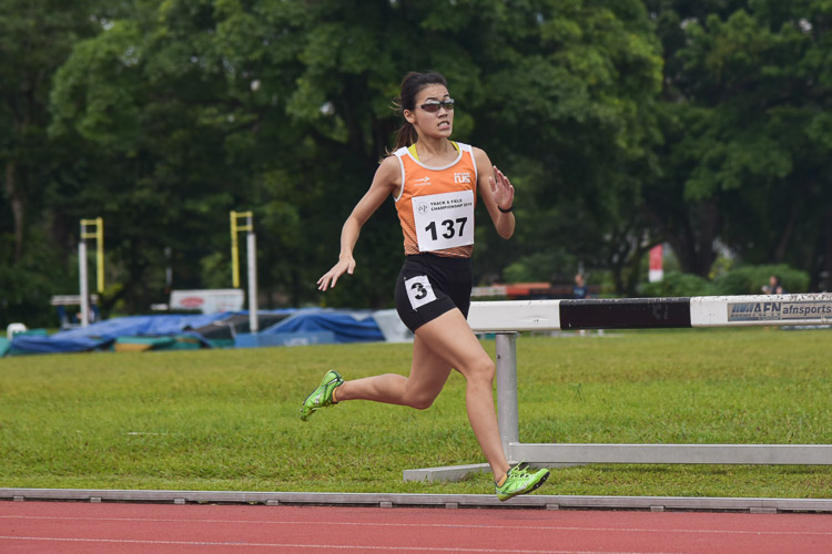 Rachel Ho of NUS clinched silver in the Women's 800m race with a time of 2:32.00. (Photo 1 © Iman Hashim/Red Sports)