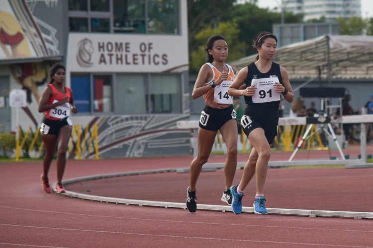Valerie Yong (#91) of NTU held the lead for the majority of the race but could not hold off Vanessa Lee (#141) who took the gold in the Women's 5000m race. (Photo 1 © Iman Hashim/Red Sports)