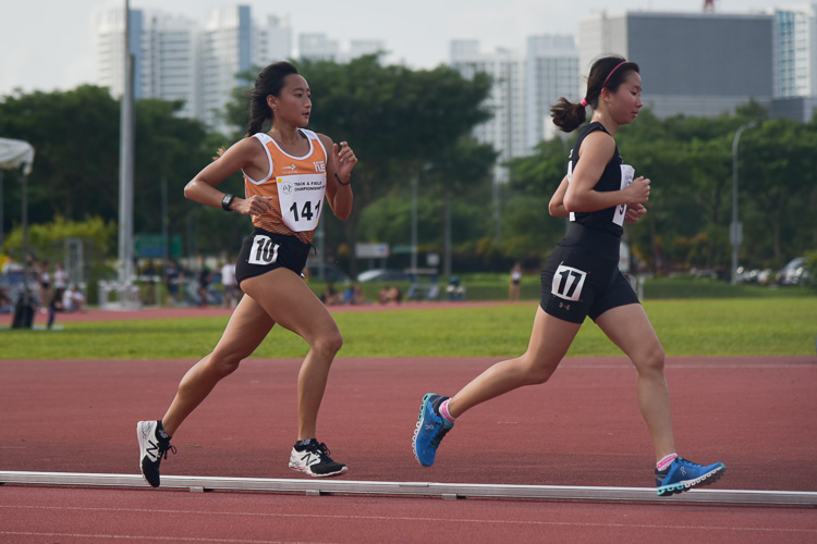 Valerie Yong (#91) of NTU held the lead for the majority of the race but could not hold off Vanessa Lee (#141) who took the gold in the Women's 5000m race. (Photo 1 © Iman Hashim/Red Sports)