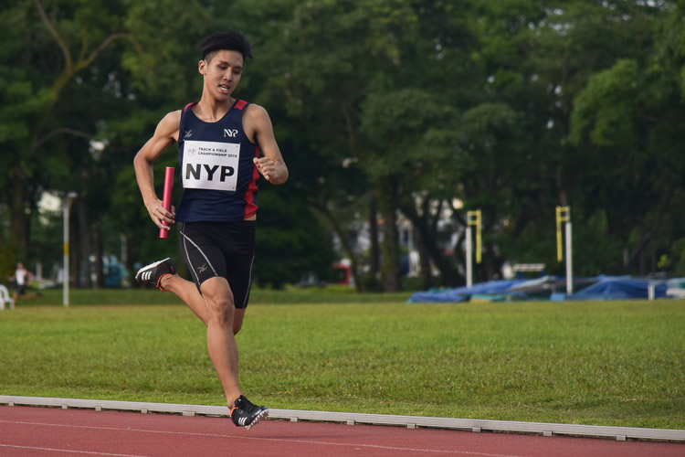 Isaac Toh Beam of NYP on the third leg in the second men's 4x400m relay timed final. (Photo 30 © Iman Hashim/Red Sports)