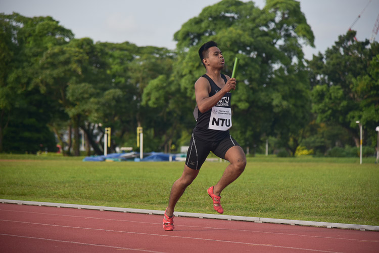 Muhd Reyhan of NTU on the second leg of the second men's 4x400m relay timed final. (Photo 27 © Iman Hashim/Red Sports)