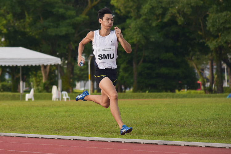 Tan Zong Yang opening up a big lead for SMU in the second leg of the second men's 4x400m relay timed final. (Photo 23 © Iman Hashim/Red Sports)