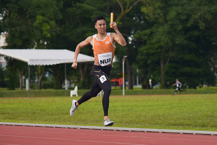 Jonathan Lai anchoring NUS to first place in the men's 4x400m relay timed finals. (Photo 22 © Iman Hashim/Red Sports)