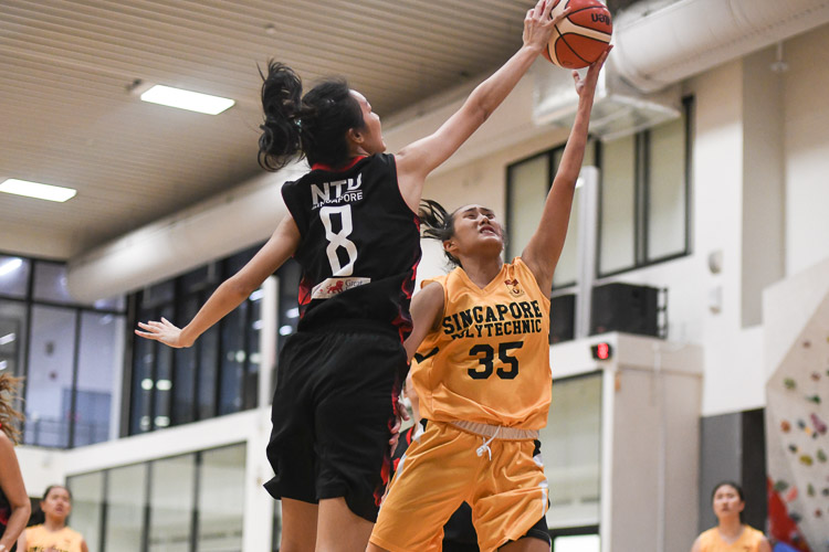 NTU led from start to finish as they booked themselves a place in the women's IVP basketball final after a comfortable 63-44 win over SP. (Photo 1 © Stefanus Ian/Red Sports)