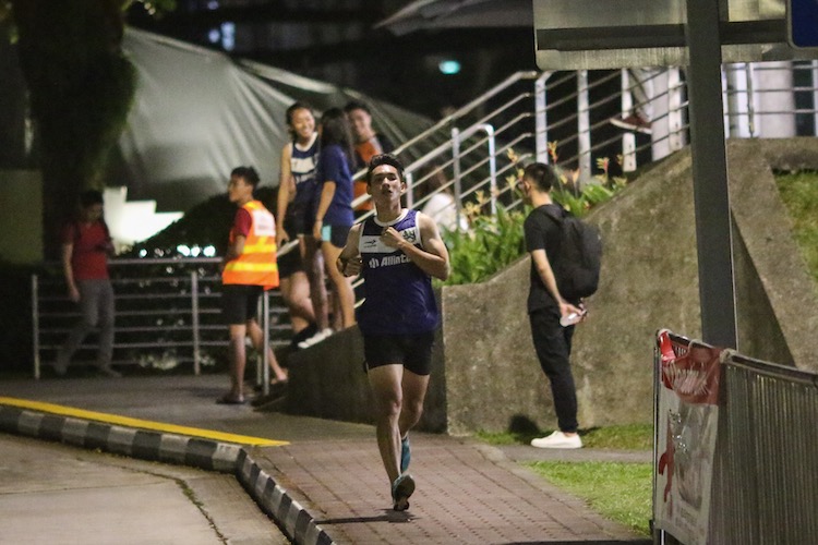 Sherman Quek of Kent Ridge Hall running on the second leg of the men's race. KR finished in sixth place. (Photo 9 © REDintern Young Tan)