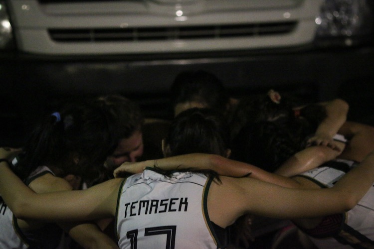 Runners from Temasek Hall gather round for a huddle. (Photo 3 © REDintern Young Tan)