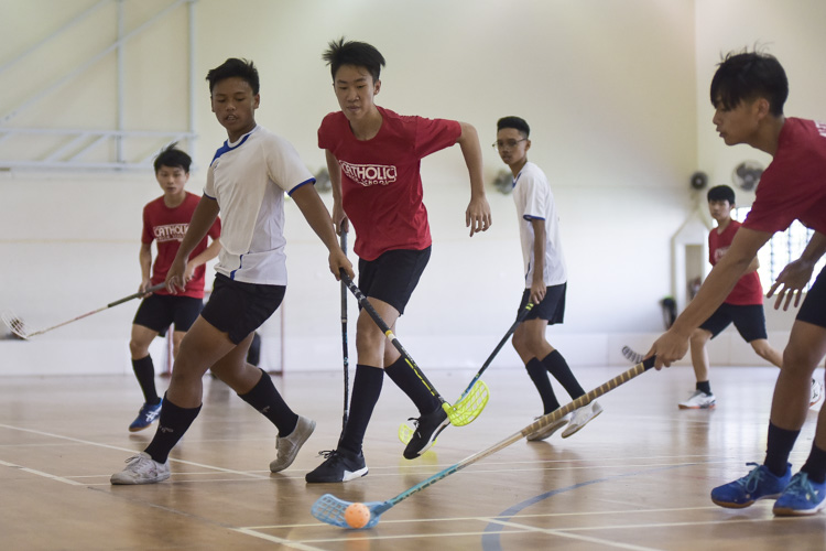 Catholic High swept past Yusof Ishak 18-2 to improve to a 4-0 win-loss record in the National B Division Floorball Championship. (Photo 1 © Iman Hashim/Red Sports)