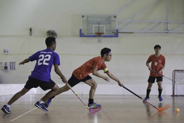 defender. St. Gabriel's Secondary beat St. Patrick's Secondary 17-1 to improve to a 2-1 win-loss record in the National B Division Floorball Championship. (Photo 1 © Iman Hashim/Red Sports)