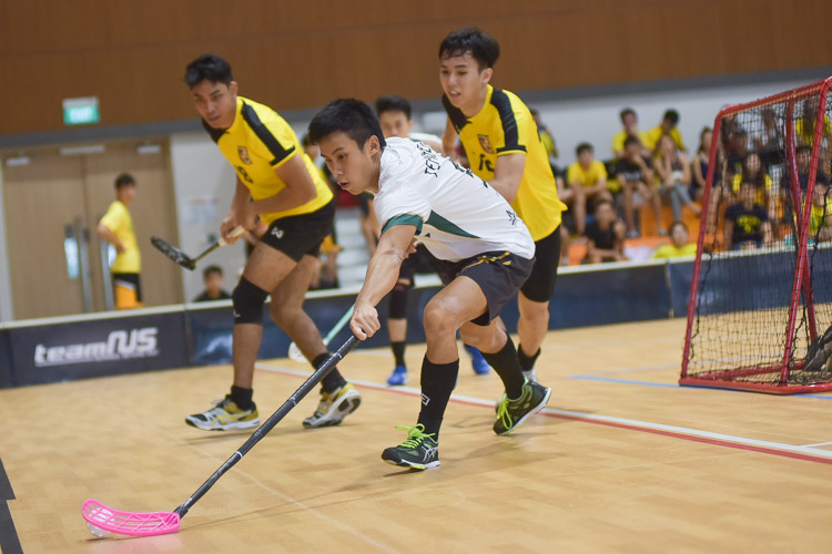 Tan Yuan Rong (TH #9) scrambles for possession. (Photo 11 © Iman Hashim/Red Sports)