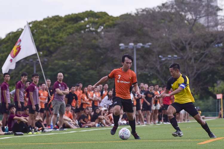 Chiang Ken Ji (SH #7) bursting down the right flank. Sheares Hall dethroned defending champions Eusoff Hall in a dramatic 3-2 penalty shootout win to clinch the IHG Football title. The scores were tied 2-2 at the end of extra time. (Photo 1 © Iman Hashim/Red Sports)