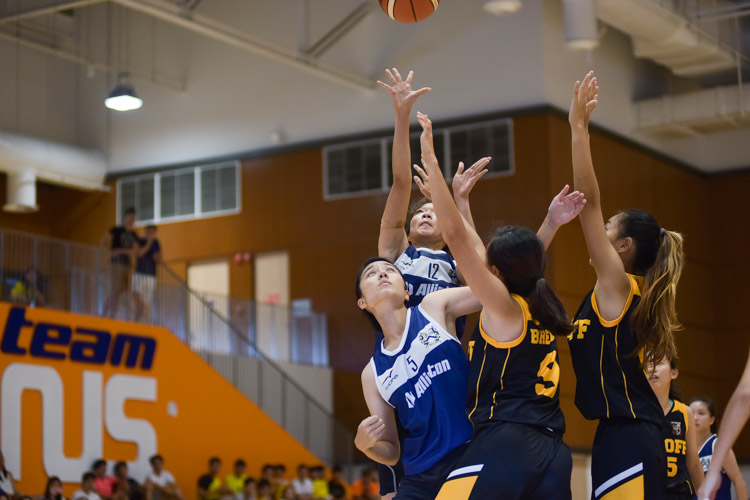 Freda Chua (KR #12) tries for the basket. (Photo 16 © Iman Hashim/Red Sports)