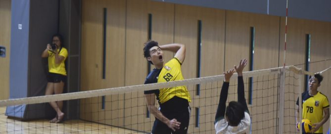 Mark Shen (EH #69) readies himself for the spike. Eusoff Hall defeated Temasek Hall 3-1 (24-26, 25-21, 25-17, 25-18) to claim the IHG Volleyball title. (Photo 1 © Iman Hashim/Red Sports)