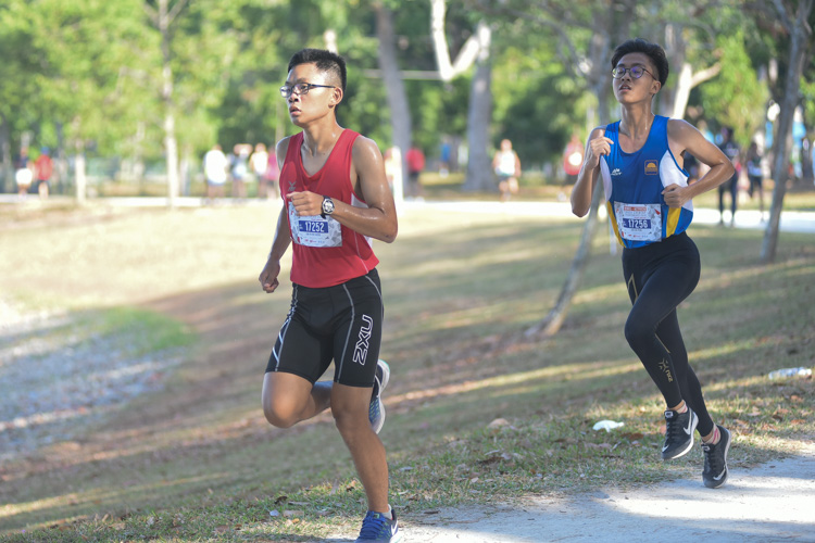 Xavier Tan (#17252) of Gan Eng Seng School placed 10th while Goh Zhi Peng (#17256) of Guangyang Secondary placed 11th in the U17 Boys' category. (Photo 1 © Iman Hashim/Red Sports)