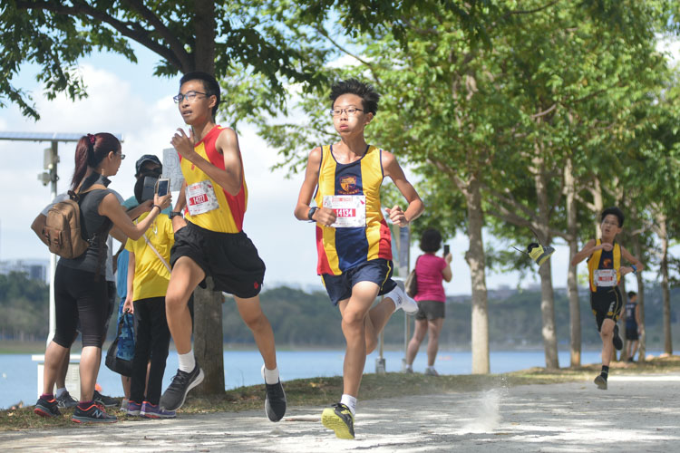Ferrell Lee (#14134) of ACS(I) finished sixth while Yang Heran (#14227) of Hwa Chong Institution finished seventh in the U14 Boys' category, as Ferrell's shoe flies out of his foot. (Photo 1 © Iman Hashim/Red Sports)