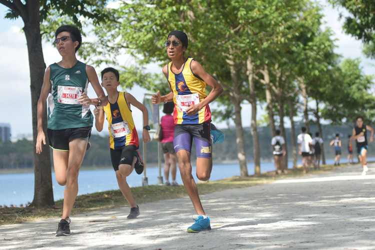 Runners compete with one another in the last stretch of the U14 Boys' race. (Photo 1 © Iman Hashim/Red Sports)