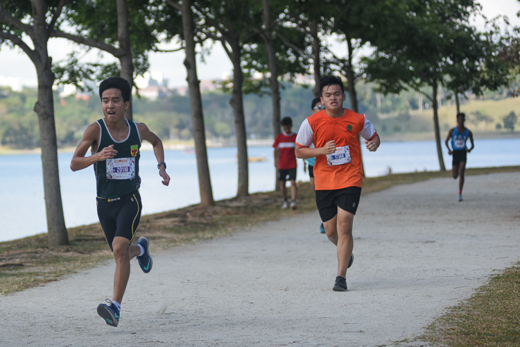 Joshua Yong (left) of Raffles Institution clocked 17:09.8 to finish seventh in the U20 Men's category. (Photo 7 © Iman Hashim/Red Sports)