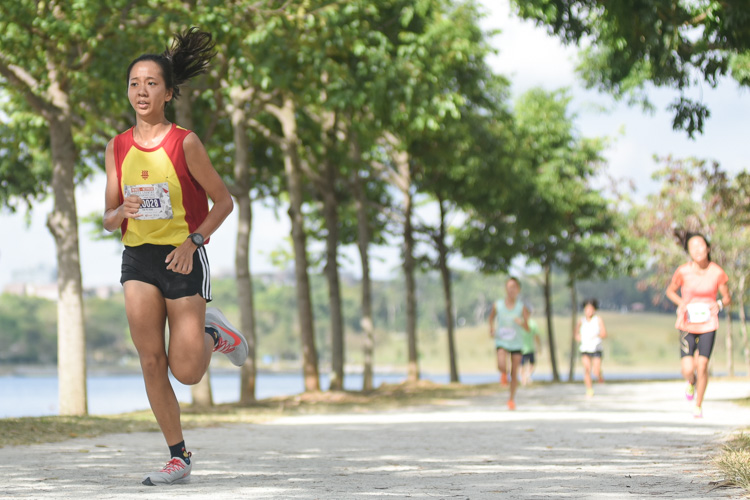 Toh Pei Xuan (#20028) of Hwa Chong Institution finished fourth in the U20 Women's categoryt with a timing of 16:43.4. (Photo 14 © Iman Hashim/Red Sports)