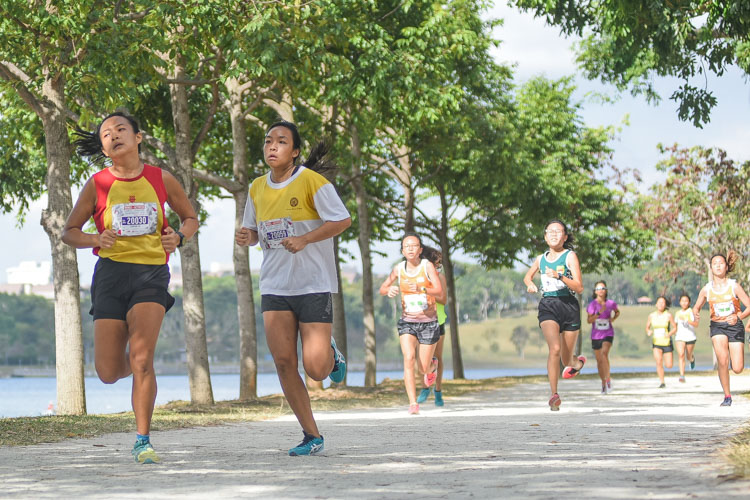 Charmaine Siew (#20059) of Victoria Junior College) finished eighth in 17:20.4 while Charlene Lim (#20030) of Hwa Chong Institution) finished ninth in 17:21.1. (Photo 17 © Iman Hashim/Red Sports)