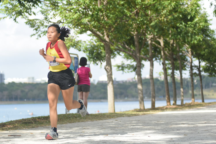 Shawna Tay of Hwa Chong Institution finished 14th in 17:40.7. (Photo 21 © Iman Hashim/Red Sports)