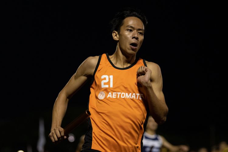 Lai Shu Wei running Sheares Hall's first leg in the Men's 4x400m relay. (Photo 7 © REDintern Jared Khoo)