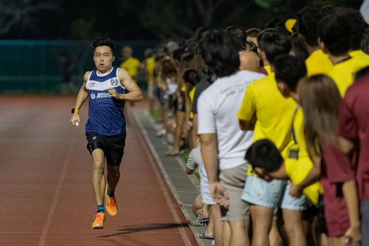 Kent Ridge Hall's Goh Kwee Yong holding his lead over Eusoff's Zachary Devaraj after the first lap in the 800m leg. (Photo 16 © REDintern Jared Khoo)