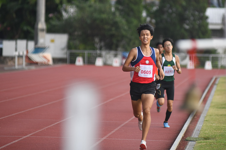 Lim Yu Zhe of Nan Hua High School clinched gold in the B division boys 1500m race with a time of 04:19.61. (Photo 1 © Stefanus Ian/Red Sports)