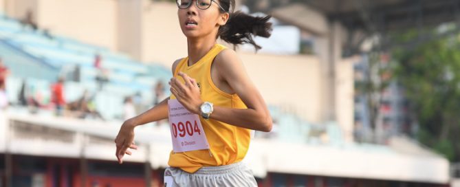 Claudia Tang of Cedar Girls' Secondary School clinched the gold medal in the B division girls 1500m race with a time of 05:09.98. (Photo 1 © Stefanus Ian)