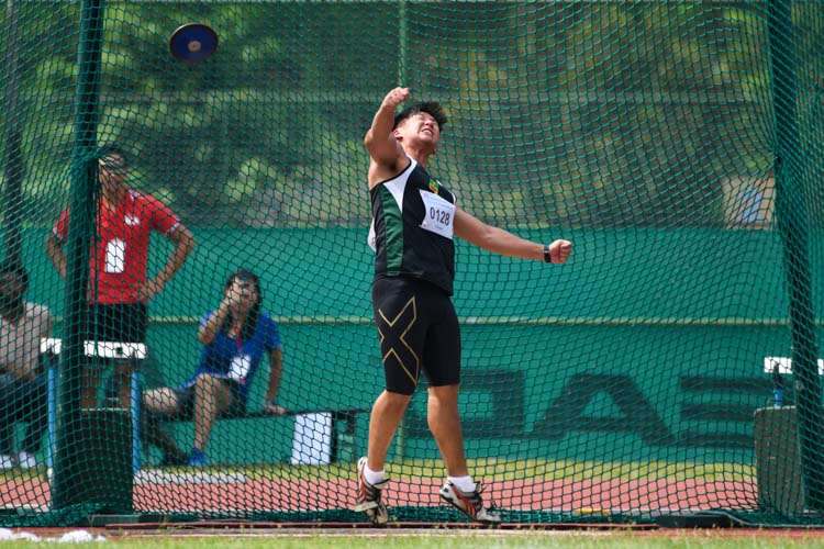 Ryan Ng of RI came in first in the A Division Boys’ Discus event with a final distance of 44.68m. (Photo 1 © Stefanus Ian/Red Sports)