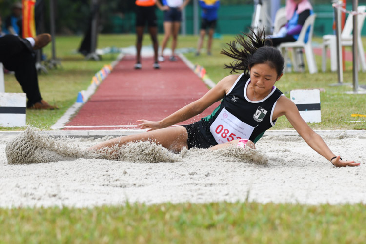 Jovyn Lim of RGS came in fourth in the B Division Girls’ Long Jump event with a final distance of 4.87m. (Photo 1 © Stefanus Ian/Red Sports)