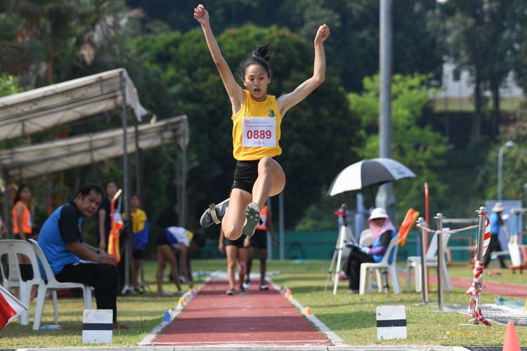 Mabel Leow of Cedar Girls’ Secondary School came in third in the B Division Girls’ Long Jump event with a final distance of 4.93m. (Photo 1 © Stefanus Ian/Red Sports)