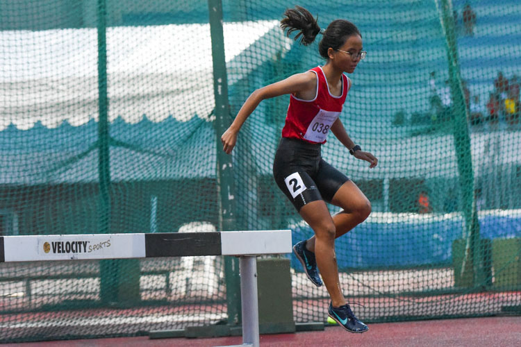 Ng Yu Ching of NJC jumps over the steeple. (Photo 5 © Iman Hashim/Red Sports)