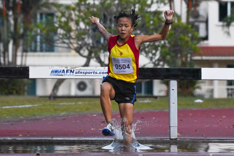 HCI's Clarice Lau enters the water jump on her penultimate lap. She went on to win the gold in 8:04.28. (Photo 6 © Iman Hashim/Red Sports)