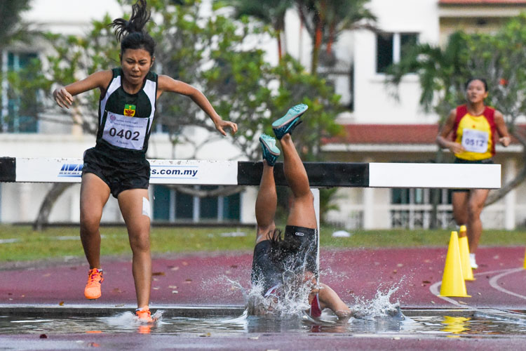 NJC's Ng Yu Ching (in red) suffered a bad fall on her second last water jump -- falling head-first into the pit -- which caused her to drop from second to fourth position. However, in a remarkable comeback, she picked herself up and outsprinted HCI's Tanya Kang on the final stretch of the race to snatch the bronze. (Photo 8 © Iman Hashim/Red Sports)