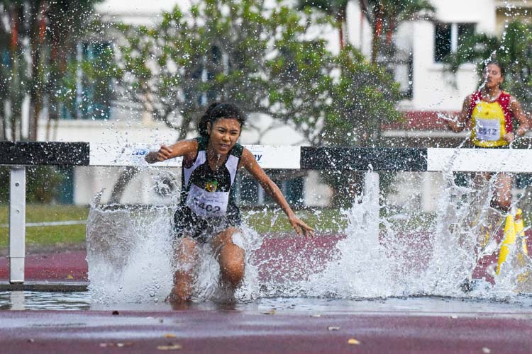 Ng Yu Ching of NJC (not seen in pic) gets fully submerged in the water jump pit. However, in a remarkable comeback, she picked herself up and outsprinted HCI's Tanya Kang on the final stretch of the race to snatch the bronze. (Photo 9 © Iman Hashim/Red Sports)