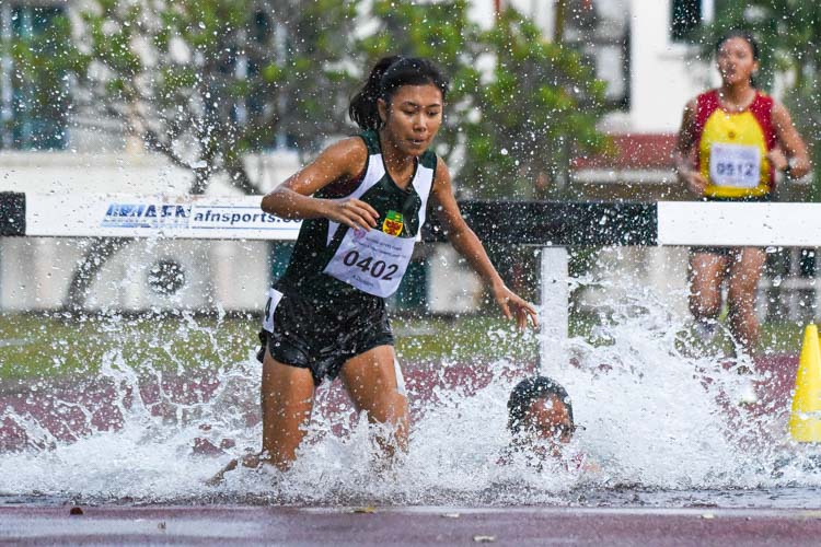 Ng Yu Ching of NJC gets fully submerged in the water jump pit. However, in a remarkable comeback, she picked herself up and outsprinted HCI's Tanya Kang on the final stretch of the race to snatch the bronze. (Photo 10 © Iman Hashim/Red Sports)