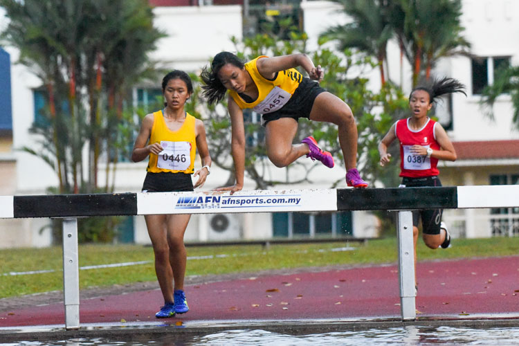 Charmaine Sew (#451) of VJC shows off her parkour skills. (Photo 15 © Iman Hashim/Red Sports)